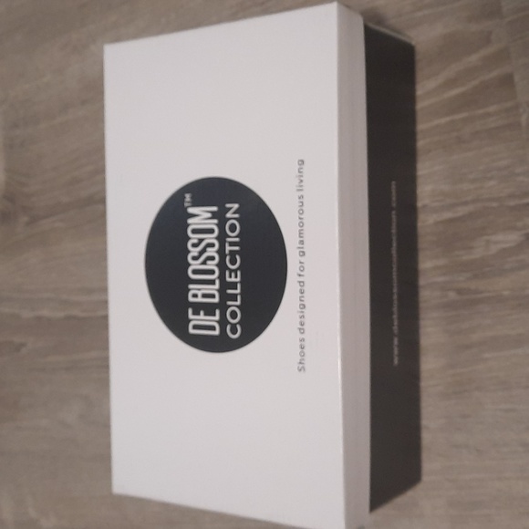 BNIB De Blossom Collection Ankle Strap Rhinestone Block Heel Sandals - Picture 9 of 9